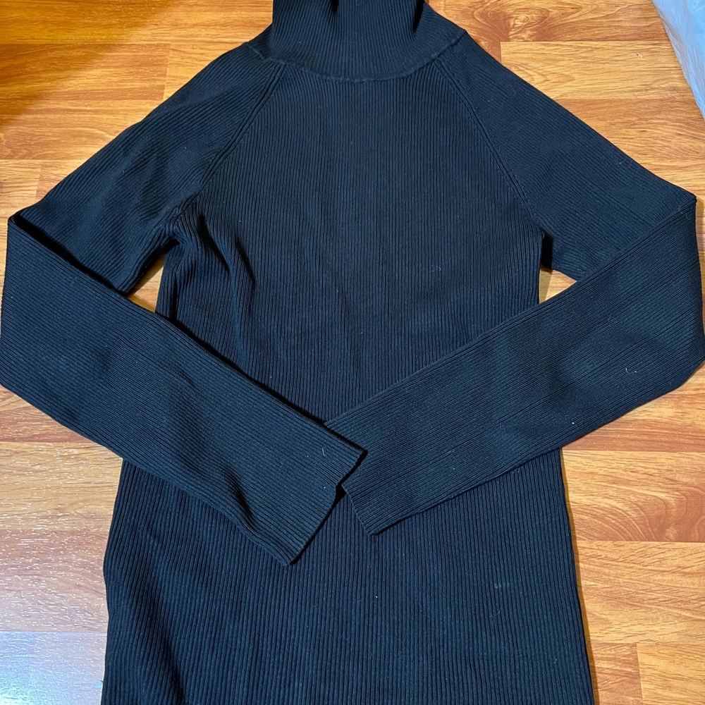525 ribbed turtleneck sweater